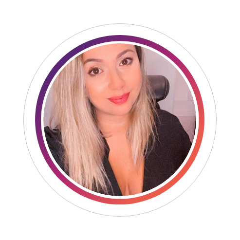 Círculo com a foto da colaboradora Roberta e um círculo degrade nas cores laranja e roxo contornando a foto.