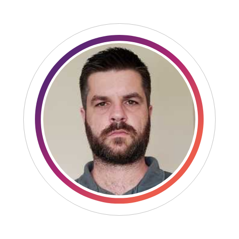 Círculo com a foto do colaborador Marcelo e um círculo degrade nas cores laranja e roxo contornando a foto.