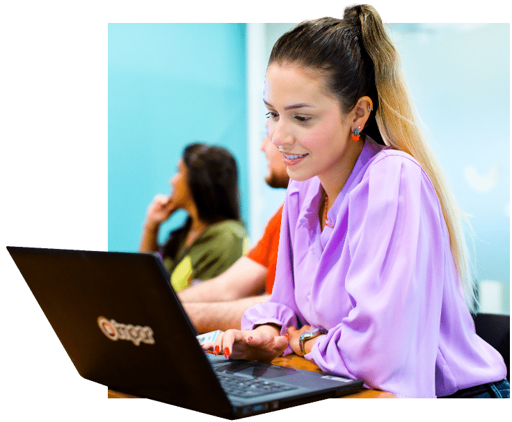Colaborador ímpar sorrindo utilizando o notebook.